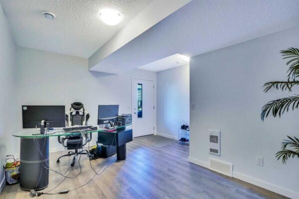 263 Redstone BOULEVARD NE - Image 10